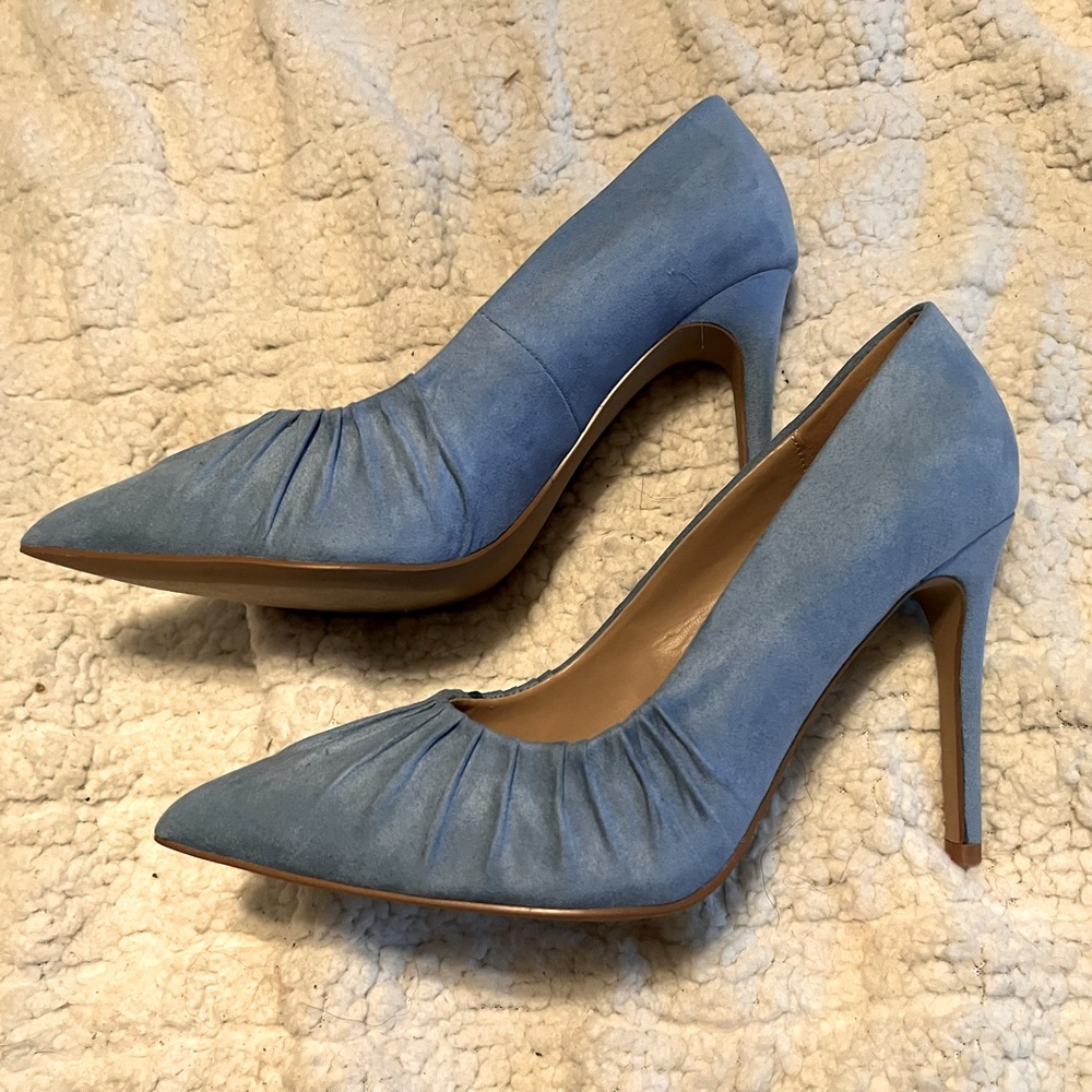 3️⃣/$20 Just fab Faux suede pumps